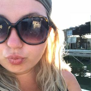 Meet your Posher, Abigail